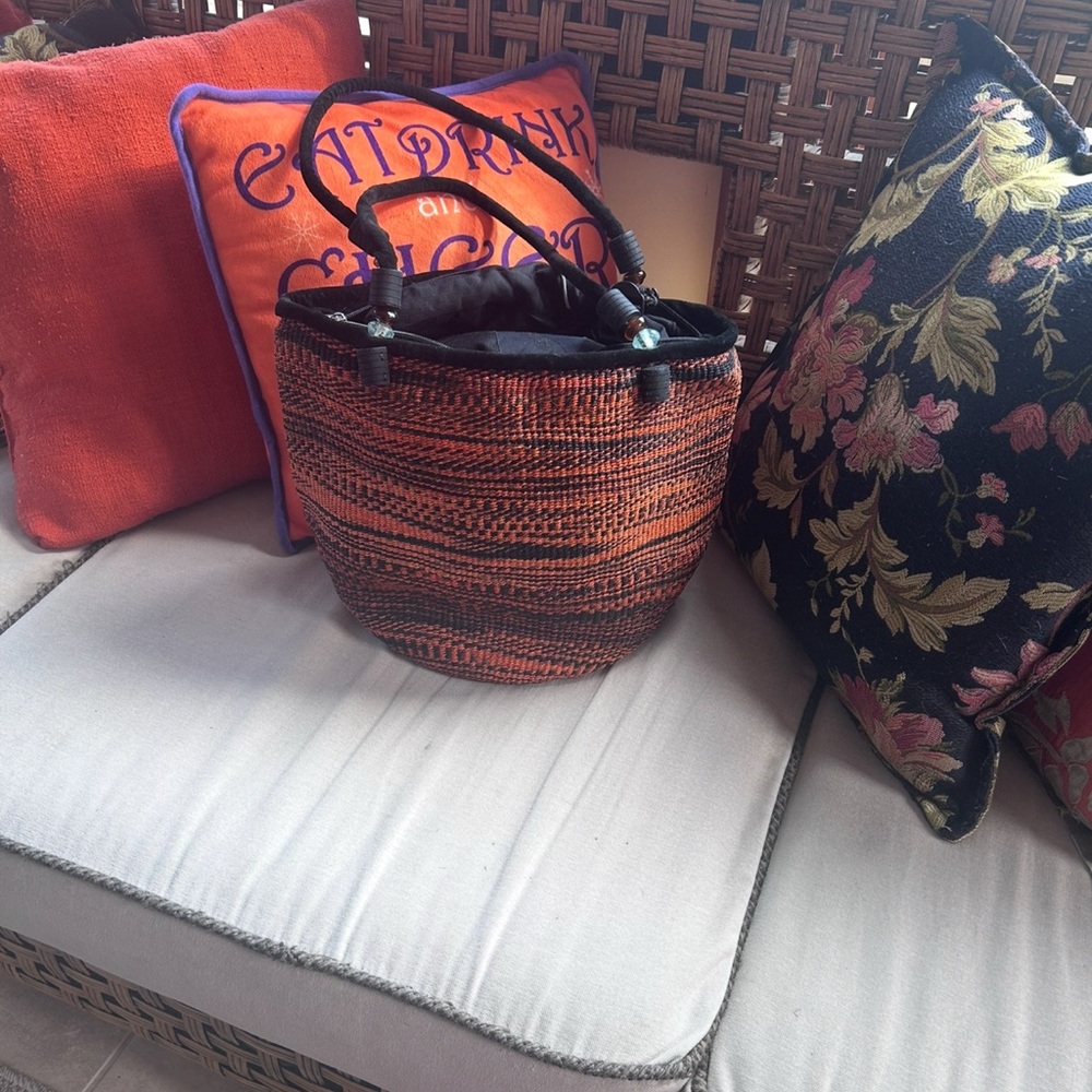 Handcrafted Orange and Black Woven HOBO bag!⭐️⭐️⭐️⭐️